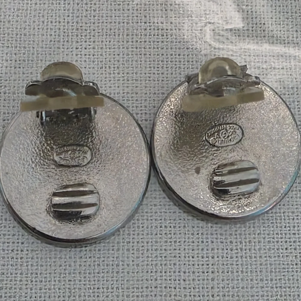 CHANEL Cream and Silver Clip-on Earrings - Picture 4 of 9